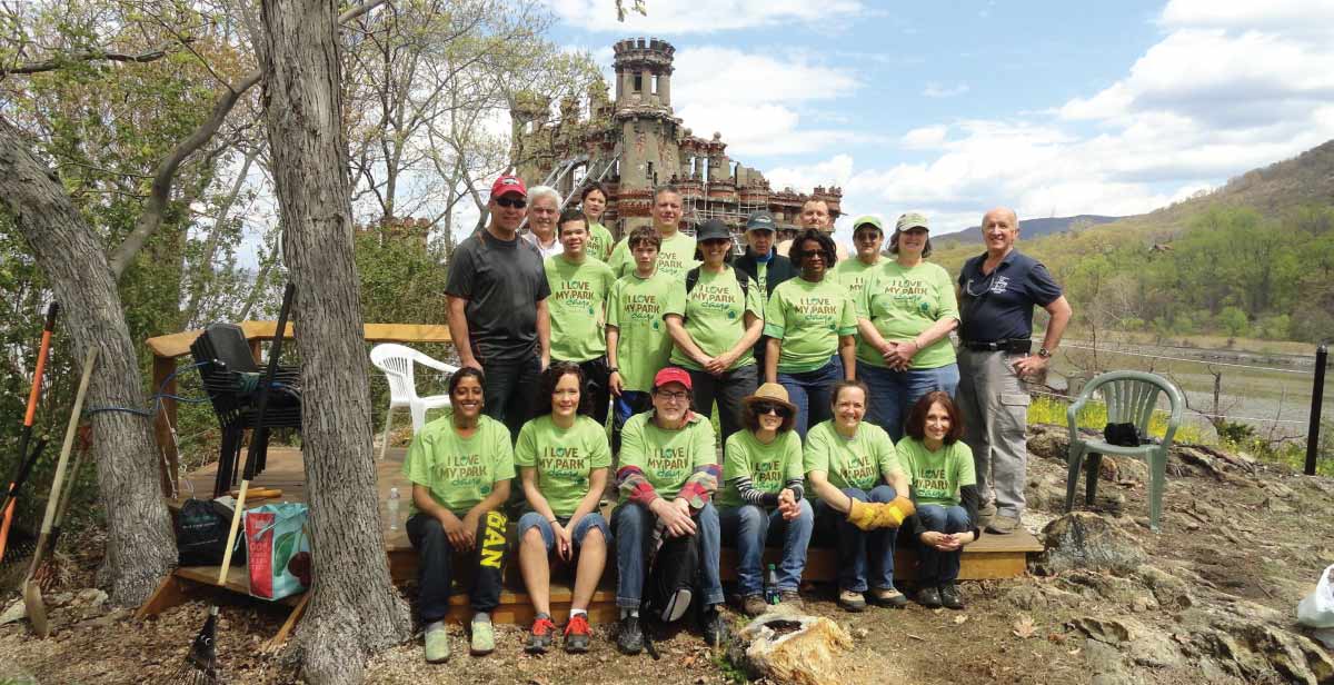 Bannerman-Volunteers-I-love-My-Park a group of people posing for a picture