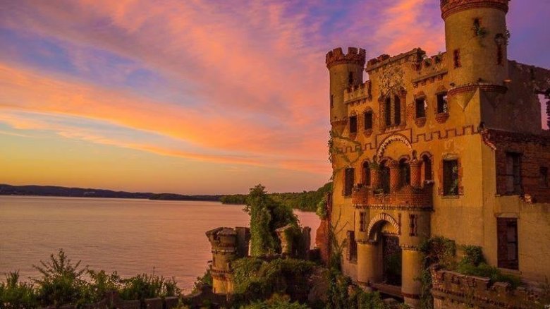 a castle on a cloudy day